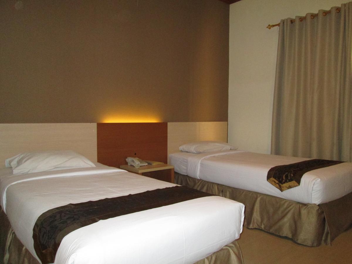 Hotel Delta Sinar Mayang Sidoarjo Szoba fotó